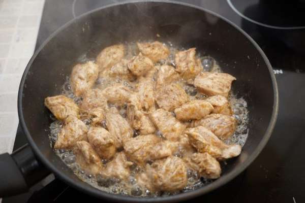 В сковороде разогрейте 1 ч.л. оливкового масла и выложите на нее мясо вместе с маринадом. Быстро обжарьте, помешивая, до зарумянивания. Затем надо влить немного воды, накрыть крышкой и тушить минут 15 на среднем огне. Добавляем сухофрукты и готовим еще 5-10 минут до готовности. Попробуйте на соль, если необходимо – подсолите. Может хватить и маринада для просолки.