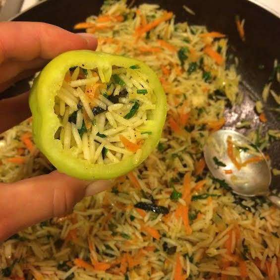 Наполнить начинкой перец. Наполнить начинкой перец.