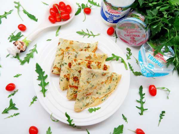 Подаем наши вкуснейшие блинчики с помидорами-черри и зеленью. Очень вкусно есть со сметаной. Приятного аппетита!