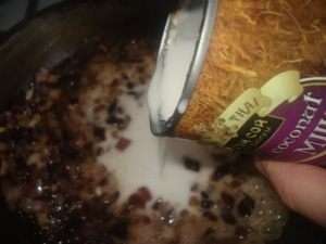 Добавляем манговое пюре в томящееся кокосовое молоко.