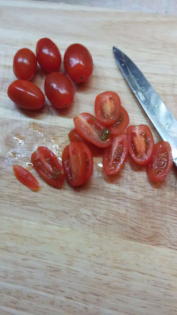 Пока маринуется курица надо обжарить лук до золотистого цвета. Помидоры нарезать кружочками. У меня не было больших помидор, поэтому использовала черри. Сыр натереть на мелкой терке.