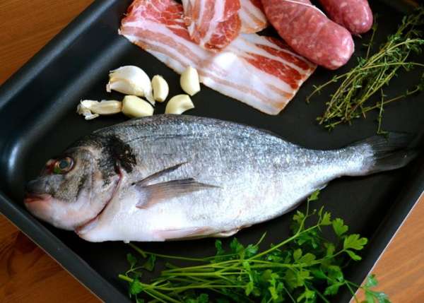 Нам понадобится такой незамысловатый набор продуктов... ))) Рыбу почистить и промыть. Натереть немного солью и перцем.