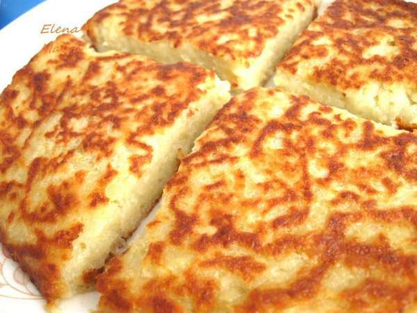 Растопить сливочное масло в большой сковородке.
Положить смесь на сковородку (не всю, у меня получилось 2 больших толстых блина и 7 оладий). Блинчик должен быть толщиной в 2–2.5 сантиметра. Жарить блинчик на медленном огне 12-15 минут каждую сторону. Чтобы вас порадовал результат, надо соблюдать главное правило: медленно и на небольшом огне.
Растопить сливочное масло в большой сковородке.
Положить смесь на сковородку (не всю, у меня получилось 2 больших толстых блина и 7 оладий). Блинчик должен быть толщиной в 2–2.5 сантиметра. Жарить блинчик на медленном огне 12-15 минут каждую сторону. Чтобы вас порадовал результат, надо соблюдать главное правило: медленно и на небольшом огне.
