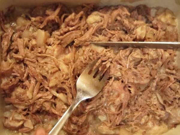 После окончания варки из бульона вынуть ноги, голяшку, мясо и морковь. Выбросить лук и специи. В бульон выдавить чеснок. Затем процедить бульон, отставить в сторону. Отделить мясо от костей и порезать на кусочки не меньше 1см. После окончания варки из бульона вынуть ноги, голяшку, мясо и морковь. Выбросить лук и специи. В бульон выдавить чеснок. Затем процедить бульон, отставить в сторону. Отделить мясо от костей и порезать на кусочки не меньше 1см.