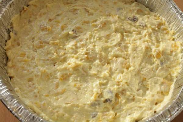 Форму для запекания смазать маргарином и посыпать манкой, излишки стряхнуть. Распределить равномерно творожную смесь. Я использовала форму из фольги 18 см, количество продуктов небольшое и поэтому запеканка получилась не очень высокая. Форму для запекания смазать маргарином и посыпать манкой, излишки стряхнуть. Распределить равномерно творожную смесь. Я использовала форму из фольги 18 см, количество продуктов небольшое и поэтому запеканка получилась не очень высокая.