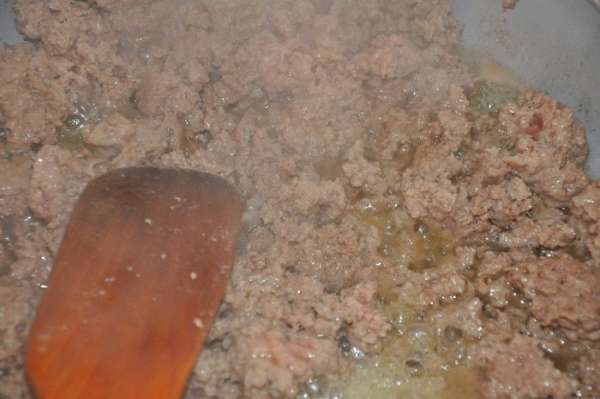 На сковороде нагреть масло и обжарить его до коричневого цвета. 