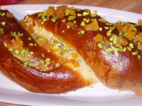 присыпать халу оставшимися фисташками и курагой. Приятного аппетита !!!