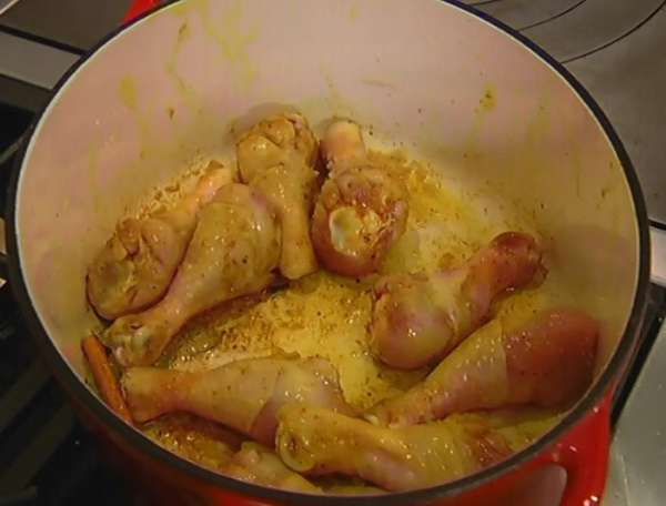 Не снимая кастрюлю с огня, посыпать ножки куркумой, карри, перемешать, добавить лавровый лист, имбирь, корицу, гвоздику, посолить и все перемешать. 