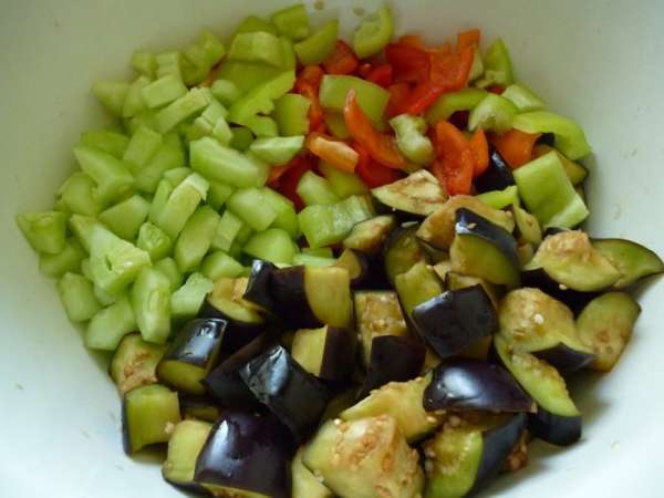 Лук порей нарезать полукольцами,репчатый лук мелким кубиком, морковь натереть на крупной терке.