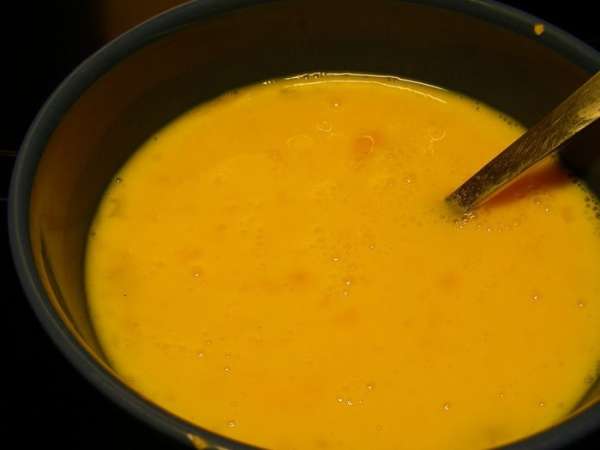 Яйца слегка взбиваем вилкой, солим, перчим по вкусу. 
