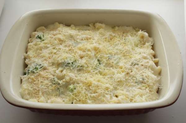 Полить соусом макароны. Посыпать хлебной крошкой, тертым пармезаном.
Поставить в духовку, при средней температуре запекать 15-20 минут.