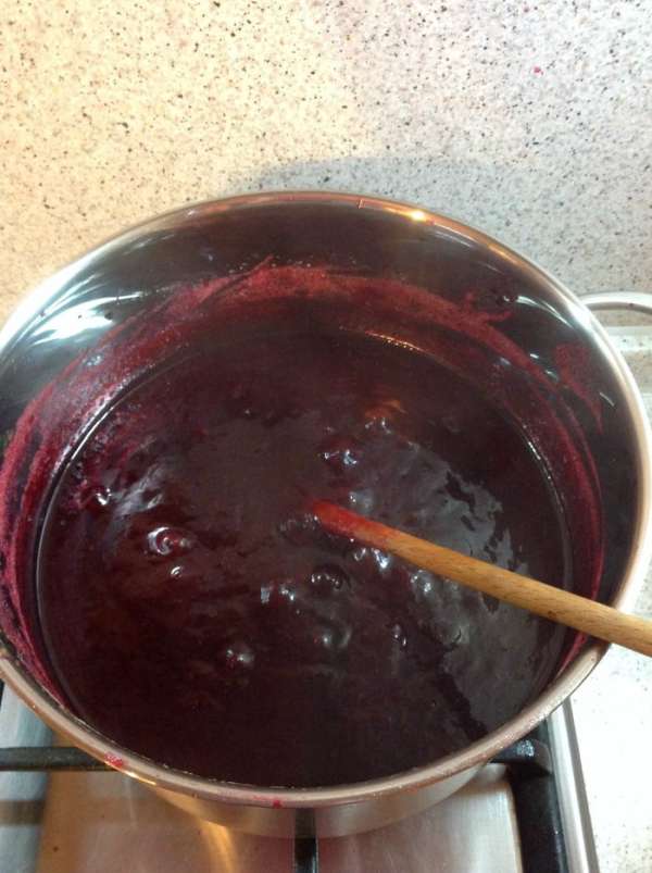 Довести до кипения и томить на маленьком огне.
Первые полчаса я помешивала каждые несколько минут, а потом почти час мешала постоянно: вода испарялась, сливы загустели и без помешивания пытались брызгаться.
Мешать надо до появления сухой дорожки на дне при помешивании.
Признаться, я даже засомневалась, что это возможно в почти полной огромной кастрюле, но все получилось: через 1 час 40 минут и в ней на дне показалась сухая дорожка. Довести до кипения и томить на маленьком огне.
Первые полчаса я помешивала каждые несколько минут, а потом почти час мешала постоянно: вода испарялась, сливы загустели и без помешивания пытались брызгаться.
Мешать надо до появления сухой дорожки на дне при помешивании.
Признаться, я даже засомневалась, что это возможно в почти полной огромной кастрюле, но все получилось: через 1 час 40 минут и в ней на дне показалась сухая дорожка.