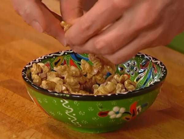 Грецкие орехи поломать на крупные кусочки. Грецкие орехи поломать на крупные кусочки.