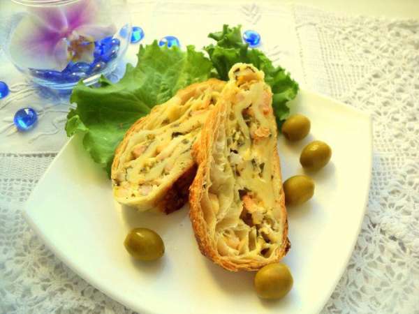 Готовый рулет охладить. Перед подачей порезать рулет кусочками. Гарнировать оливками, зеленью. Подавать с салатом. Приятного аппетита!