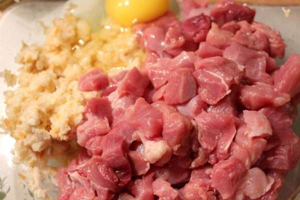 К крошкам добавляем молоко, оставляем для набухания на пару минут. Мясо режем небольшими кусочками, солим, перчим, соединяем с крошками.
