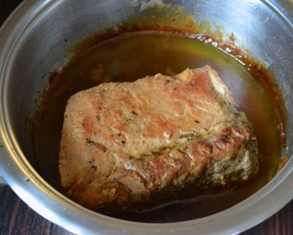 Вот и все! Дать мясу постоять минут 20 и можно нарезать и подавать! Масло сливаем в баночку и используем при приготовлении других блюд...