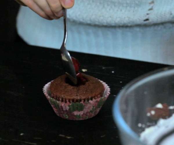 Выложить в серединку джем.