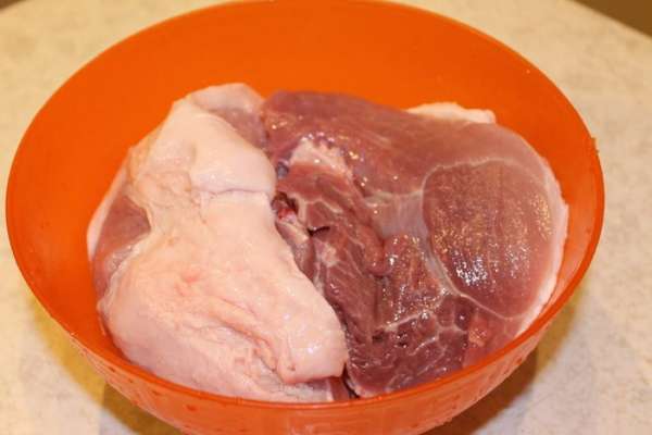 Мясо обмойте, обсушите, нарежьте крупными кусочками и положите в морозилку немного подморозить.