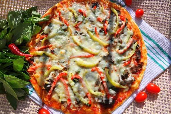 Поверх выложить порезанное соломкой мясо, порезанный соломкой болгарский перец, посыпать рубленным базиликом, и тертым сыром Джюгас. Выпекать в предварительно нагретой до 200 гр. духовке примерно 10-15 минут. Ориентируйтесь по своей духовке.
