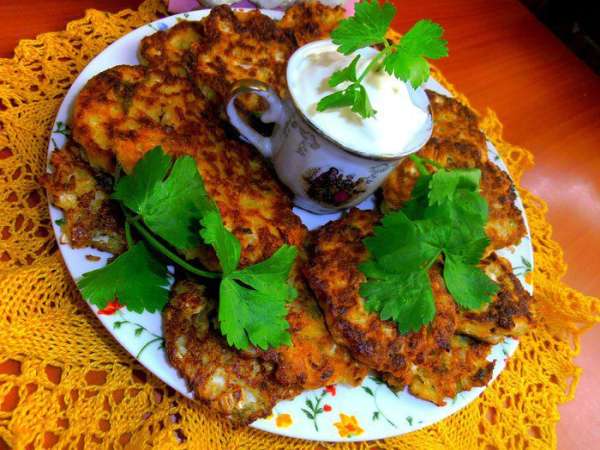 Вот такое количество оладушек получается из минимума продуктов!