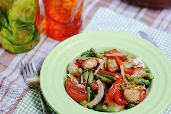 Перед подачей аккуратно перемешать овощи и курицу, слегка посолить и полить бальзамическим уксусом.

Приятного аппетита!