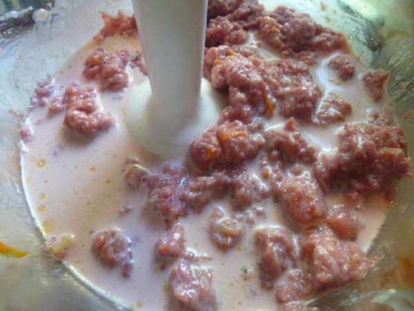 Добавляя понемногу молоко, в котором было мясо, взбиваем блендером в однородную массу.