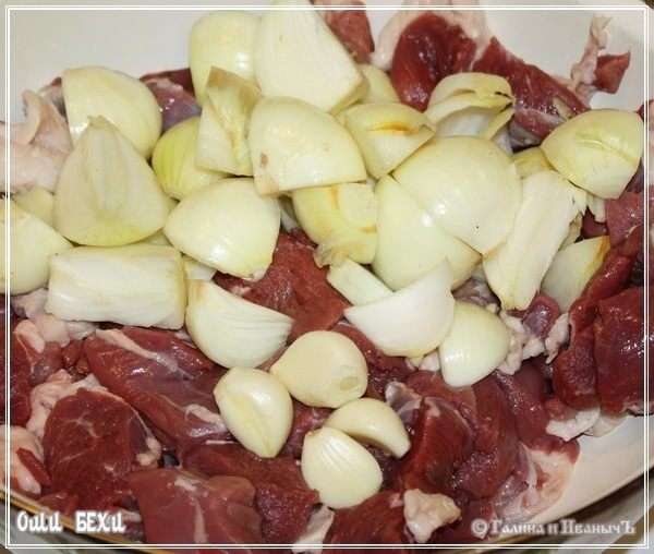 Задняя нога была разделана на собственно мясо и … кости сгодятся «на потом». Шурпа или харчо будут. В общем – для бульона пригодятся … будущего. Хотя замечу, что можно и сразу поставить бульон, который пригодится в процессе приготовления оши бехи. Я этого делать не стал. Баранина, что я использовал и без того жирная, а значит, что … в общем, излишек жира, в этом процессе будет неуместен, как мне кажется.
Добавим лук. Примерно треть от объема мяса. Можно и больше-меньше. Тут все зависит от вкуса. Чесноку несколько зубков. Но опять же – тут дело вкуса.
Задняя нога была разделана на собственно мясо и … кости сгодятся «на потом». Шурпа или харчо будут. В общем – для бульона пригодятся … будущего. Хотя замечу, что можно и сразу поставить бульон, который пригодится в процессе приготовления оши бехи. Я этого делать не стал. Баранина, что я использовал и без того жирная, а значит, что … в общем, излишек жира, в этом процессе будет неуместен, как мне кажется.
Добавим лук. Примерно треть от объема мяса. Можно и больше-меньше. Тут все зависит от вкуса. Чесноку несколько зубков. Но опять же – тут дело вкуса.