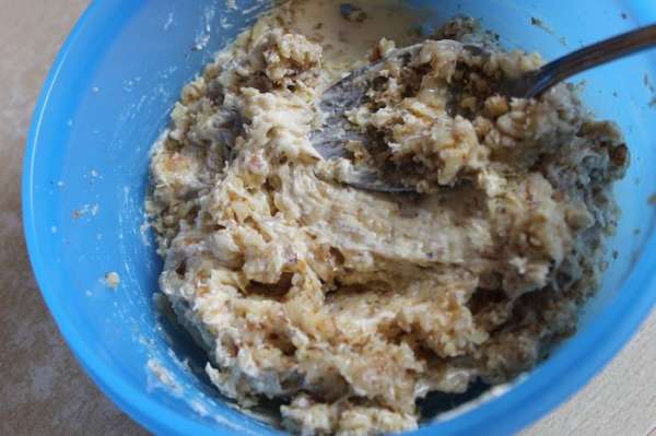 смешать орехи с маслом и медом