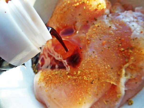 Залить соевым соусом и обсыпать приправами для курицы. А пока займёмся морковкой.