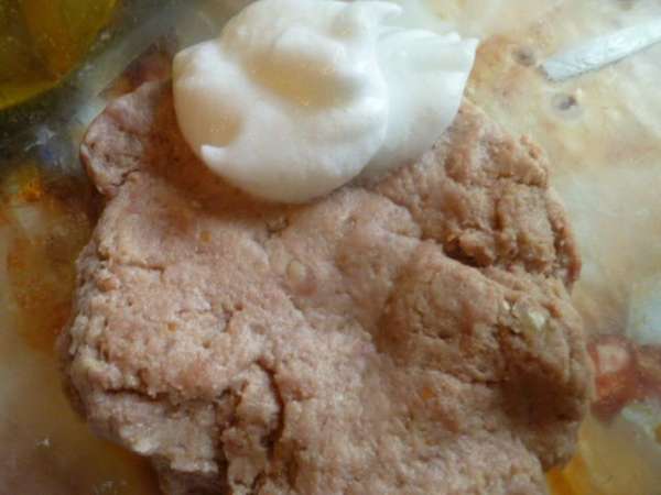 Все измельчить в фарш, посолить по вкусу и добавить понемногу  взбитый белок в крепкую пену.