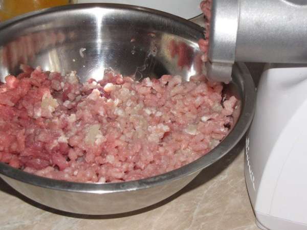 Мясо прокрутить на мясорубке вместе с луком. Можно использовать любое мясо - говядину, свинину. У меня была свиная шея. Мясо прокрутить на мясорубке вместе с луком. Можно использовать любое мясо - говядину, свинину. У меня была свиная шея.