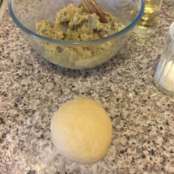 Замесить тесто. Подробный рецепт: https://www.edimdoma.ru/retsepty/95524-vareniki-s-suluguni, https://www.edimdoma.ru/retsepty/90512-pelmeni-zavarnoe-testo Замесить тесто. Подробный рецепт: https://www.edimdoma.ru/retsepty/95524-vareniki-s-suluguni, https://www.edimdoma.ru/retsepty/90512-pelmeni-zavarnoe-testo