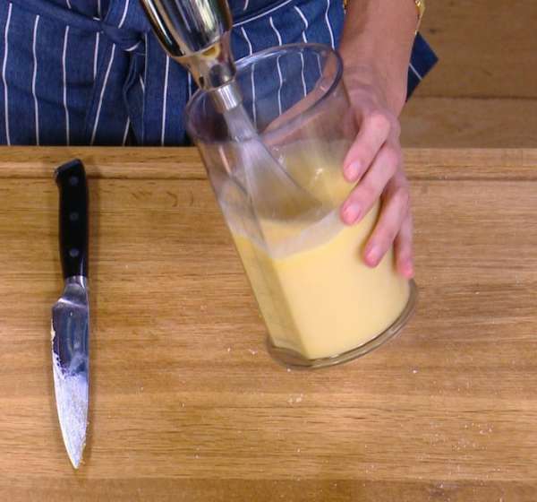 Яйца взбивать блендером с насадкой-венчиком до увеличения в объеме.