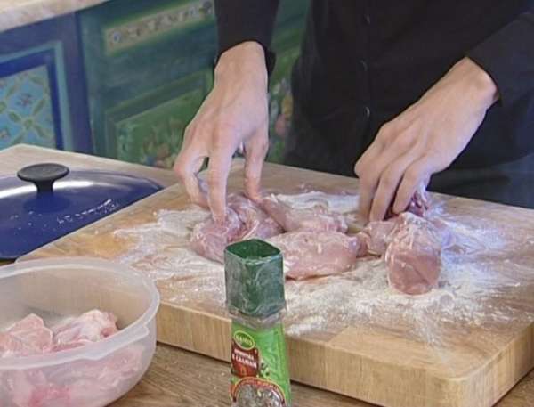 Муку смешать с солью и перцем и обвалять в ней кусочки кролика. 
