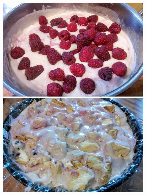 Остальное безе раскрошить более крупными кусочками. Мороженое достать из морозилки и аккуратно смешать с остальной малиной (несколько красивых ягод оставить для декора) и кусочками безе и выложить вторым слоем. 