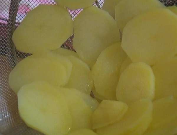 Куриные грудки нарезать тонкими полосками.