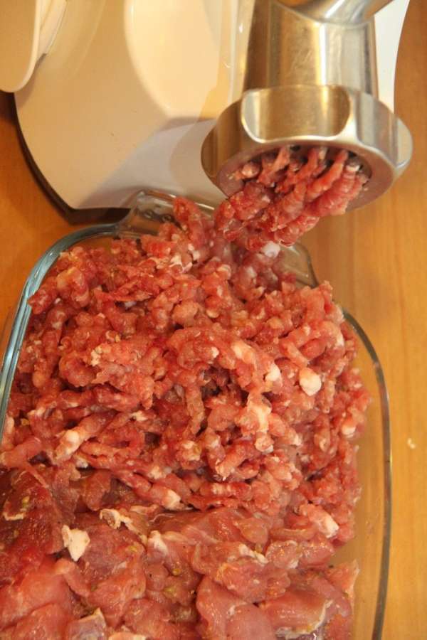 Мясо прокрутить на мясорубке с самой крупной решёткой. Мясо прокрутить на мясорубке с самой крупной решёткой.
