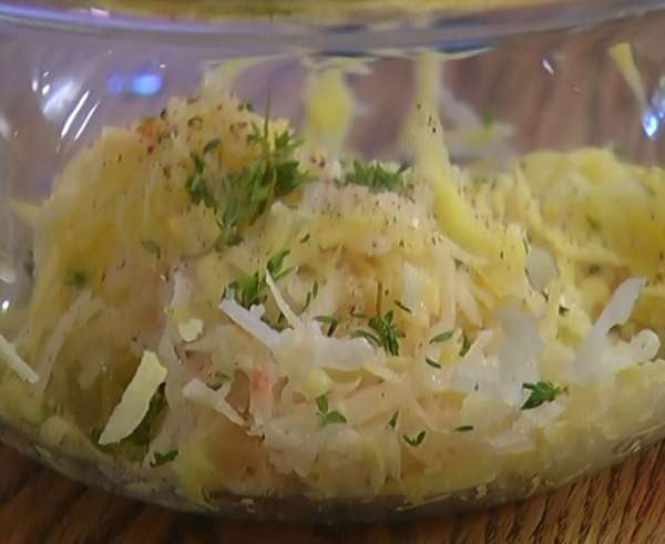 Картофельную массу посолить, поперчить, добавить листья тимьяна и нарубленный лук, все перемешать.