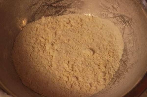 Муку просеять, пальцами растереть с маслом в крошку Муку просеять, пальцами растереть с маслом в крошку