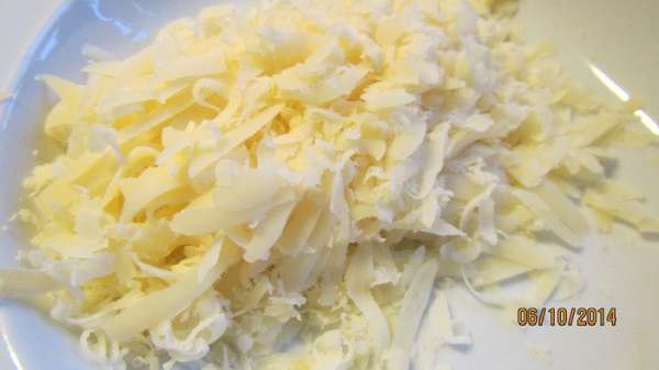 Трем сыр. Думаю, можно брать по своему вкусу. В рецепте и у меня был эмменталь (у меня еще в смеси с пармезаном). 