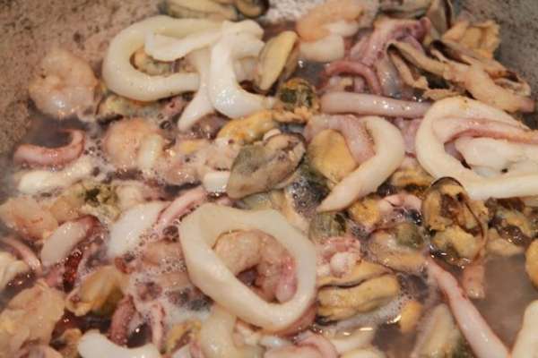 Морепродукты посолить, прогреть на сковороде, лишнюю воду слить. Морепродукты посолить, прогреть на сковороде, лишнюю воду слить.