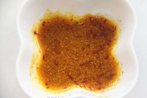 Залить кардамон и шафран чайной ложкой воды. Отставить.
