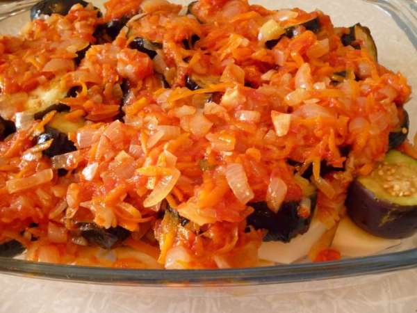 С баклажан слить образовавшийся сок, легонько отжать руками и распределить поверх картофельного слоя. Выкладываем на баклажаны вторую половину овощной заправки.
