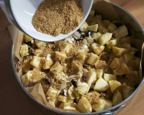 Выложите в форму... Посыпьте оставшимся сахаром. 