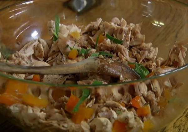 Остывшее мясо кролика соединить с измельченными потрохами, курагой и оставшимися листьями шалфея, все перемешать. Остывшее мясо кролика соединить с измельченными потрохами, курагой и оставшимися листьями шалфея, все перемешать.