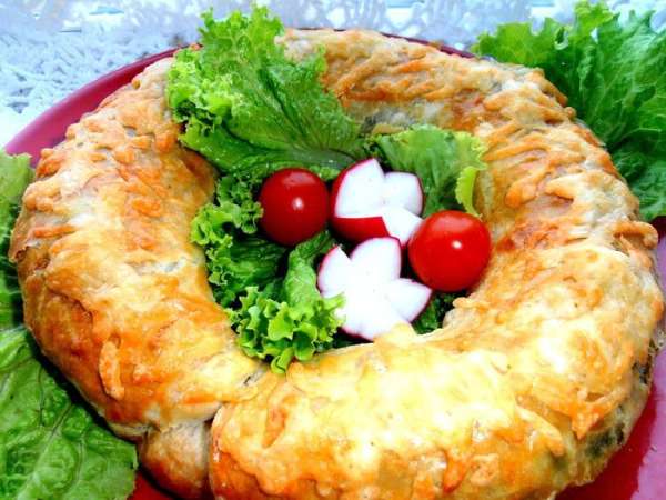 И украшаем свежей зеленью и овощами!