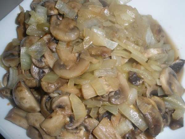 Лук и грибы обжарить на растительном масле 7 минут. Послить по вкусу. 