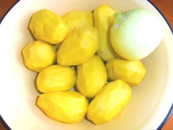 Отвариваем картофель в солёной воде. Отвариваем картофель в солёной воде.