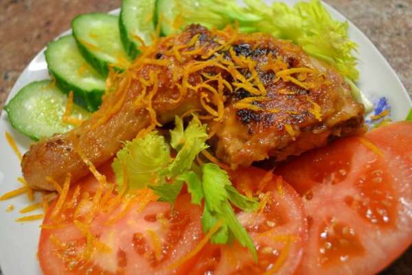 Курицу нарезаем на кусочки пропитываем специями для курицы,обваливаем в муке,обжариваем на сковородке с 2х сторон.Взять 2-3апельсина и катаем их по столу чтоб стали помягче,разрезаем по палам и выдавливаем сок в курицу,тушим до готовности.Подать с овощами и потереть сверху цедру апельсина.Ммммм...)))