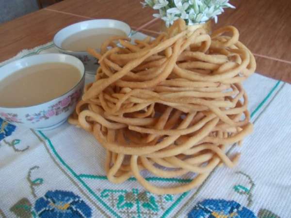 Также поступаем и остальными тремя, кусочками теста. Это очень вкусно, хоть и состоит из пары ингредиентов. Приятного аппетита!